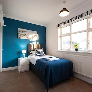 Comfortable And Convenient 3 Bed House Southampton